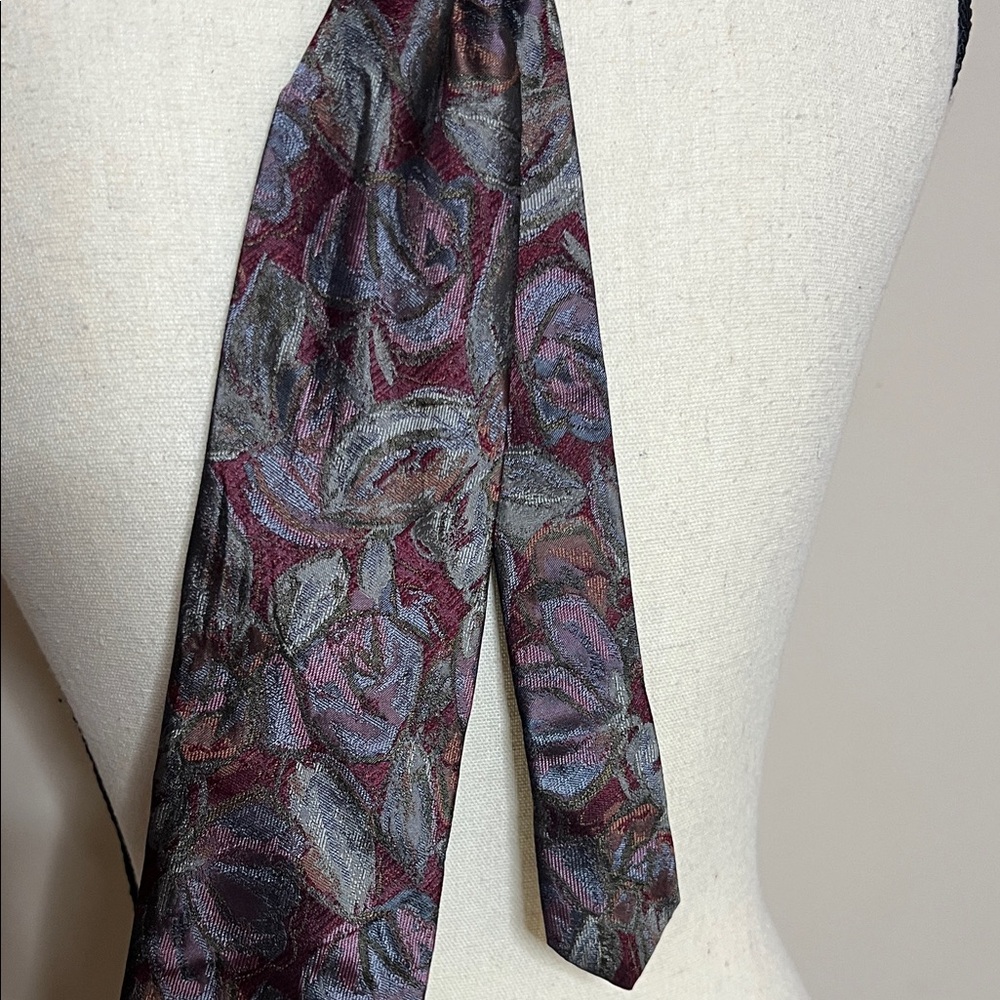 💜🍇☂️Bachrach Vintage Elegant Paisley Tie in Burgundy and Purple